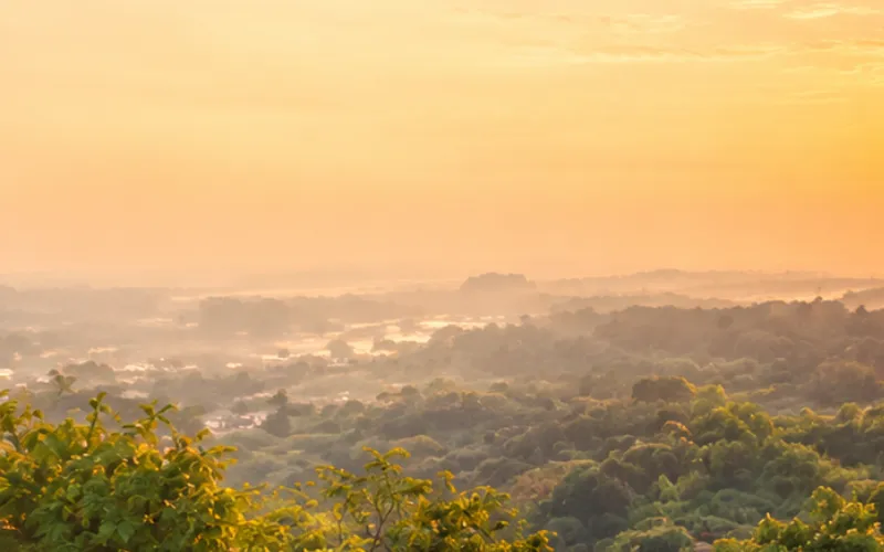 ভোরের কুয়াশায় ঢাকা উপত্যকা আর সবুজ পাহাড়